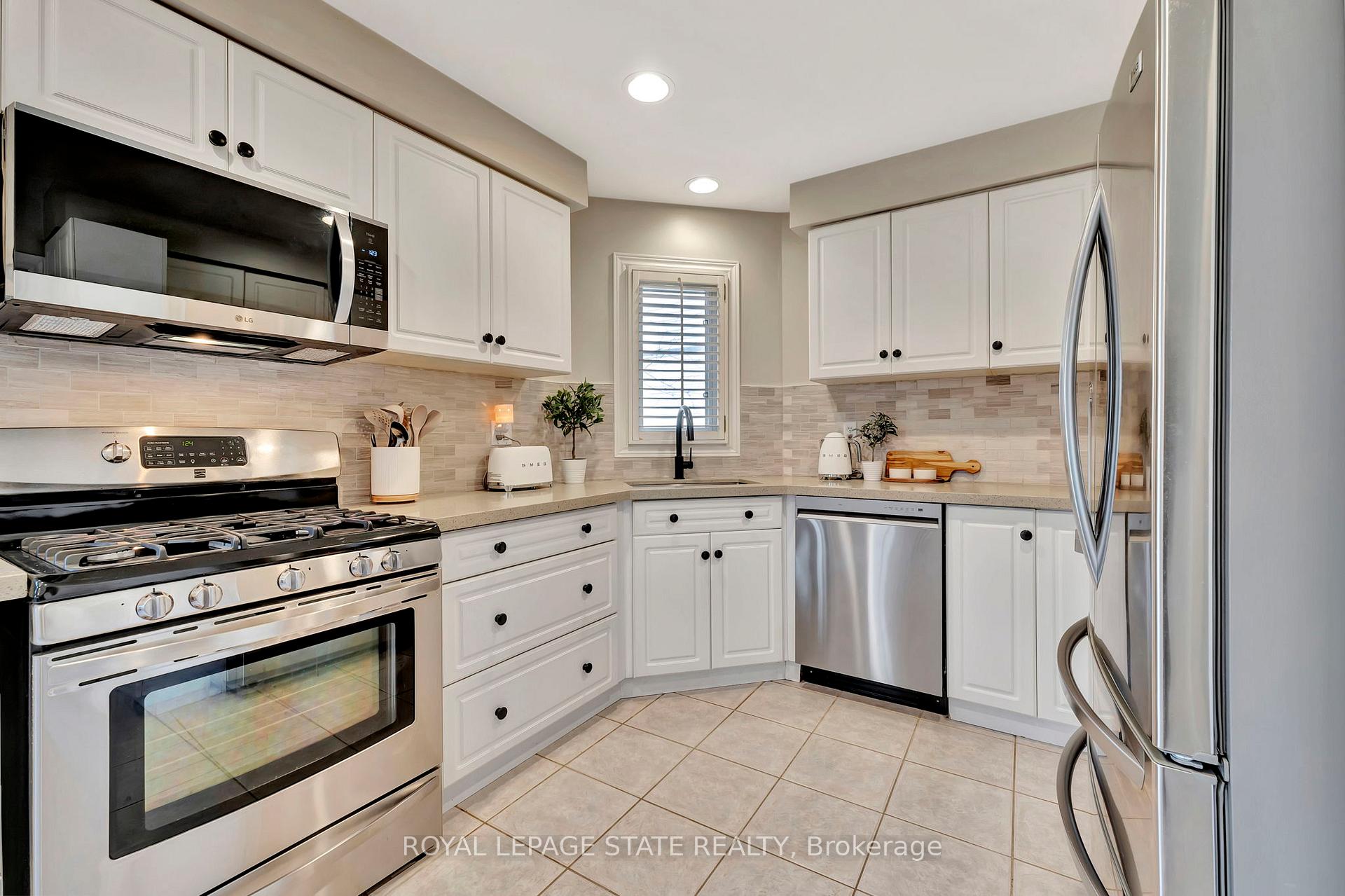 Photo 9 of 88 Strathroy Crescent, Hamilton, Waterdown — HOMEH