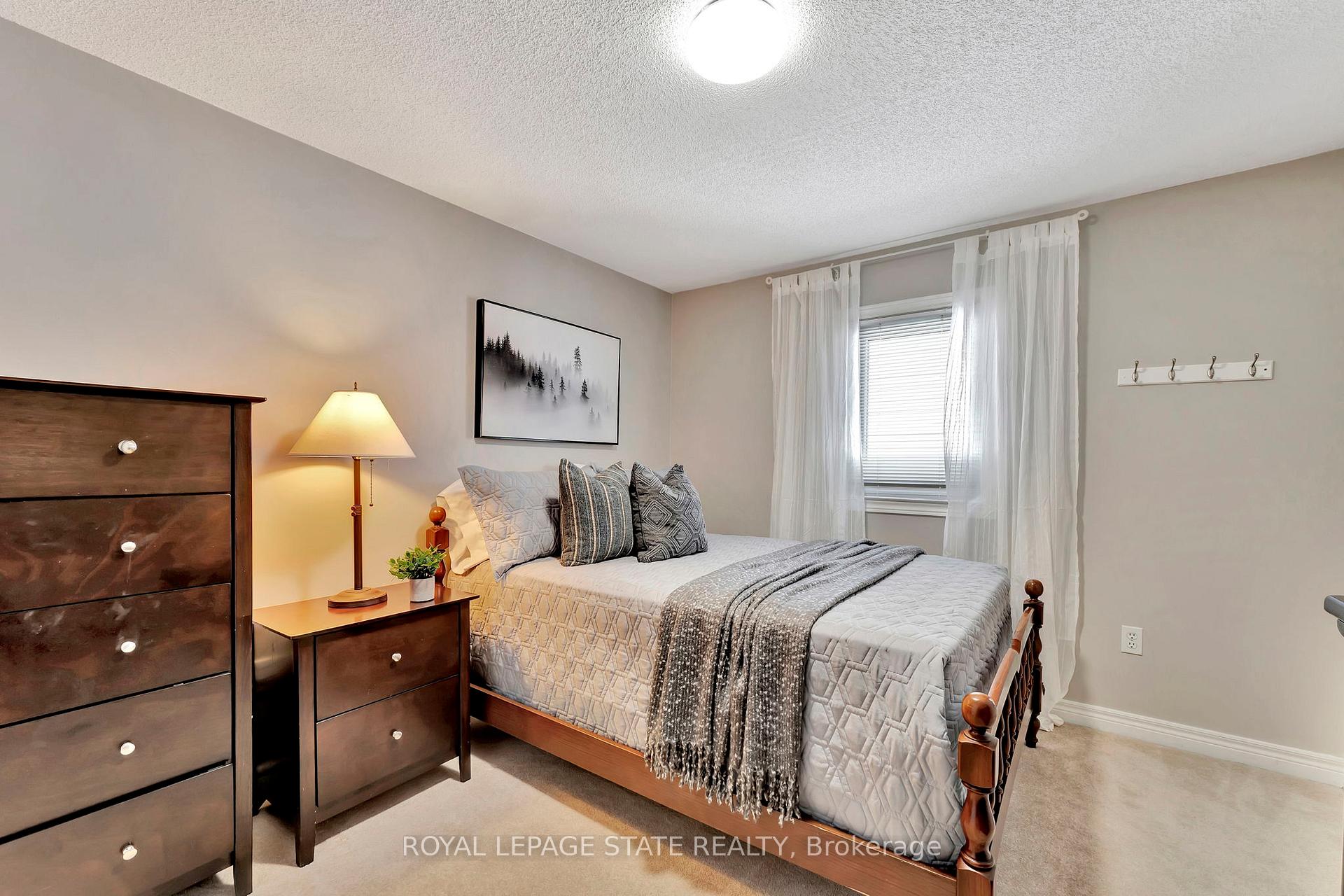 Photo 20 of 88 Strathroy Crescent, Hamilton, Waterdown — HOMEH