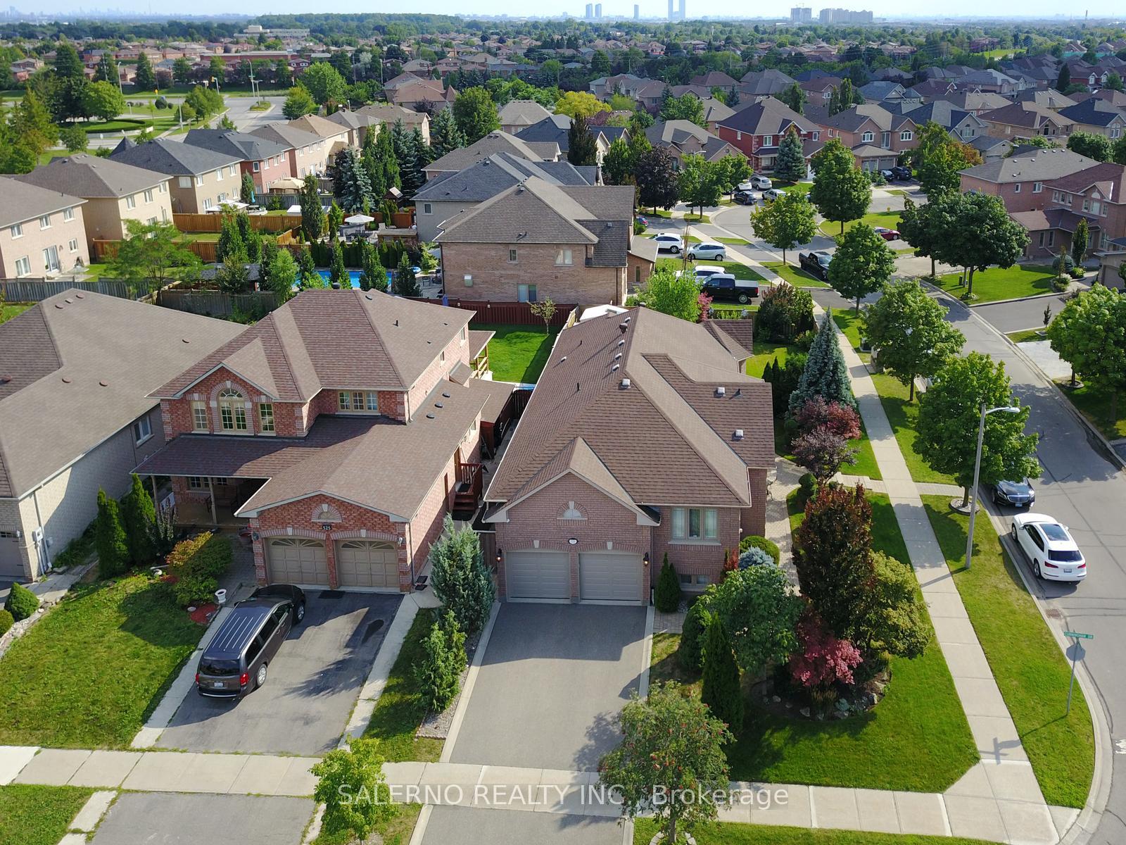Photo 1 of 521 Cunningham Drive, Vaughan, Maple — HOMEH