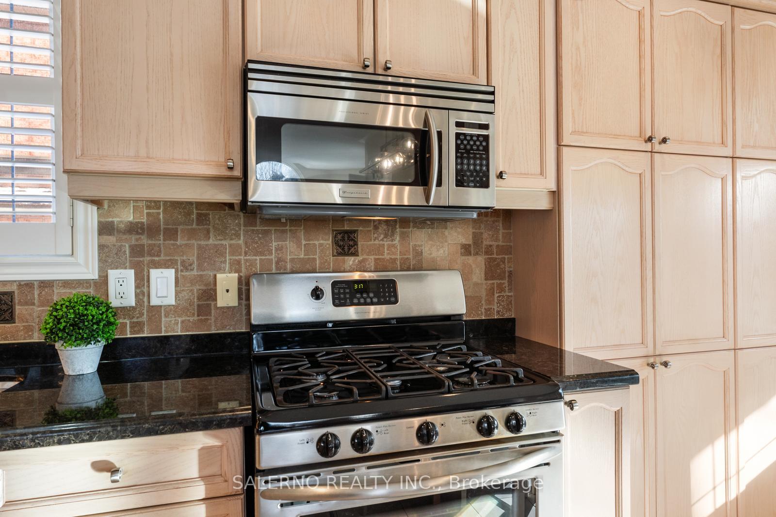 Photo 14 of 521 Cunningham Drive, Vaughan, Maple — HOMEH