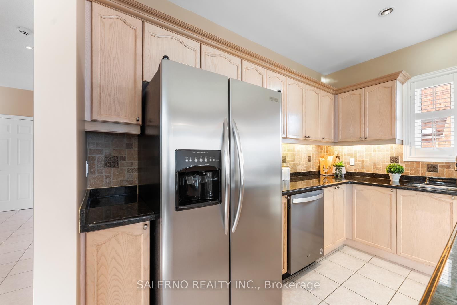 Photo 15 of 521 Cunningham Drive, Vaughan, Maple — HOMEH