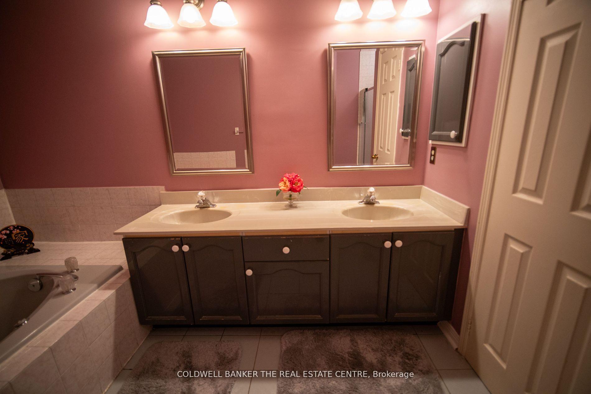 Photo 19 of 59 Brownstone Circle, Vaughan, Crestwood-Springfarm-Yorkhill — HOMEH