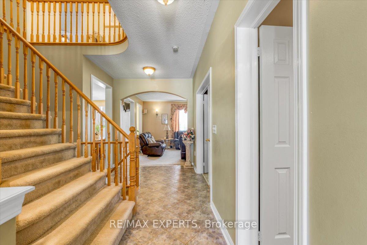 Photo 9 of 11 Linstock Drive, Brampton, Vales of Castlemore — HOMEH