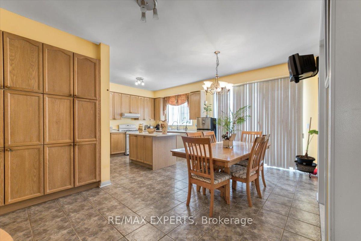 Photo 18 of 11 Linstock Drive, Brampton, Vales of Castlemore — HOMEH