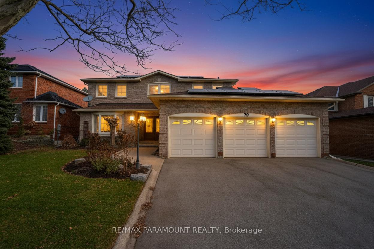 Photo 2 of 70 Dawnridge Trail, Brampton, Heart Lake West — HOMEH