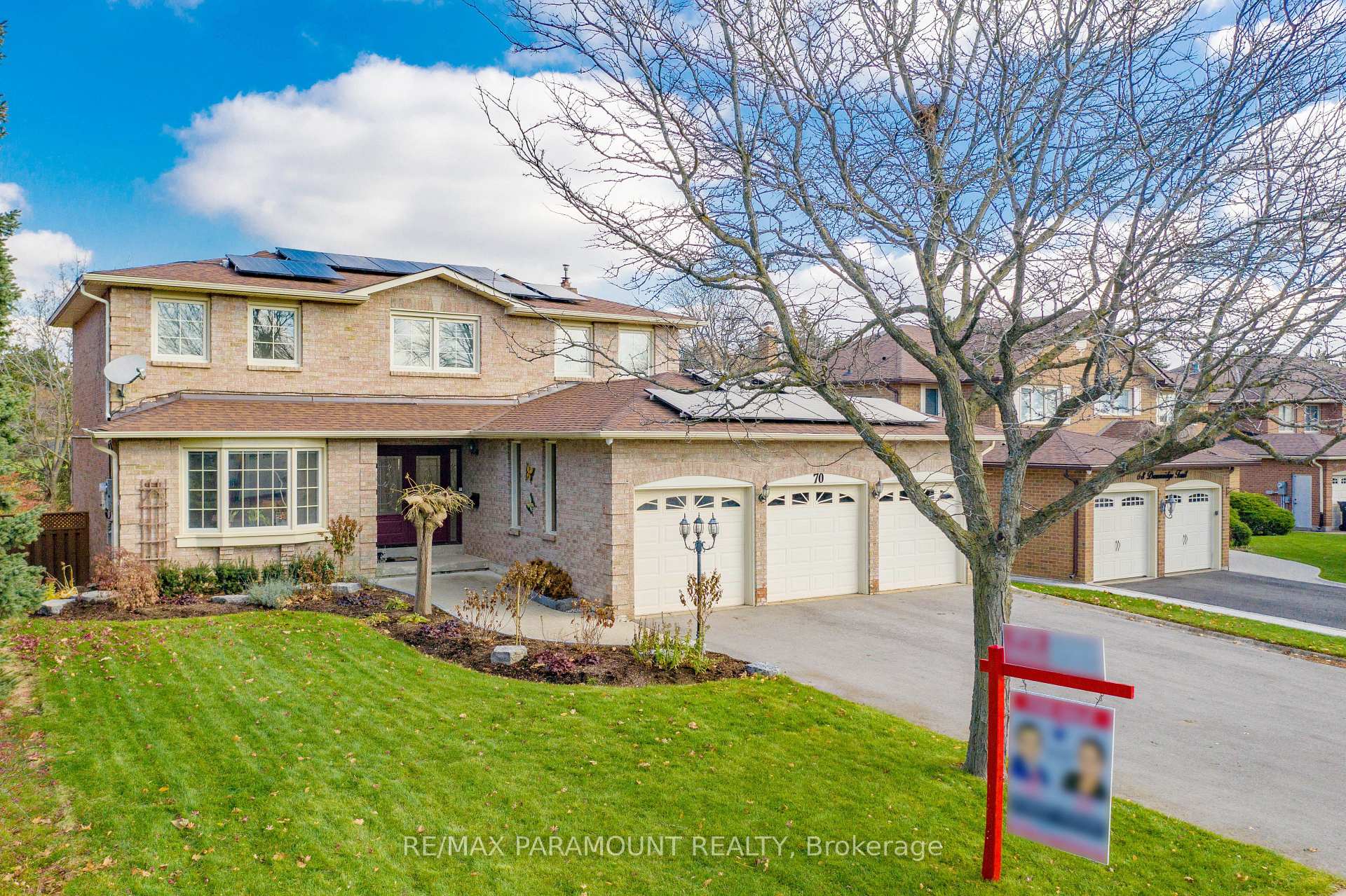 Photo 4 of 70 Dawnridge Trail, Brampton, Heart Lake West — HOMEH