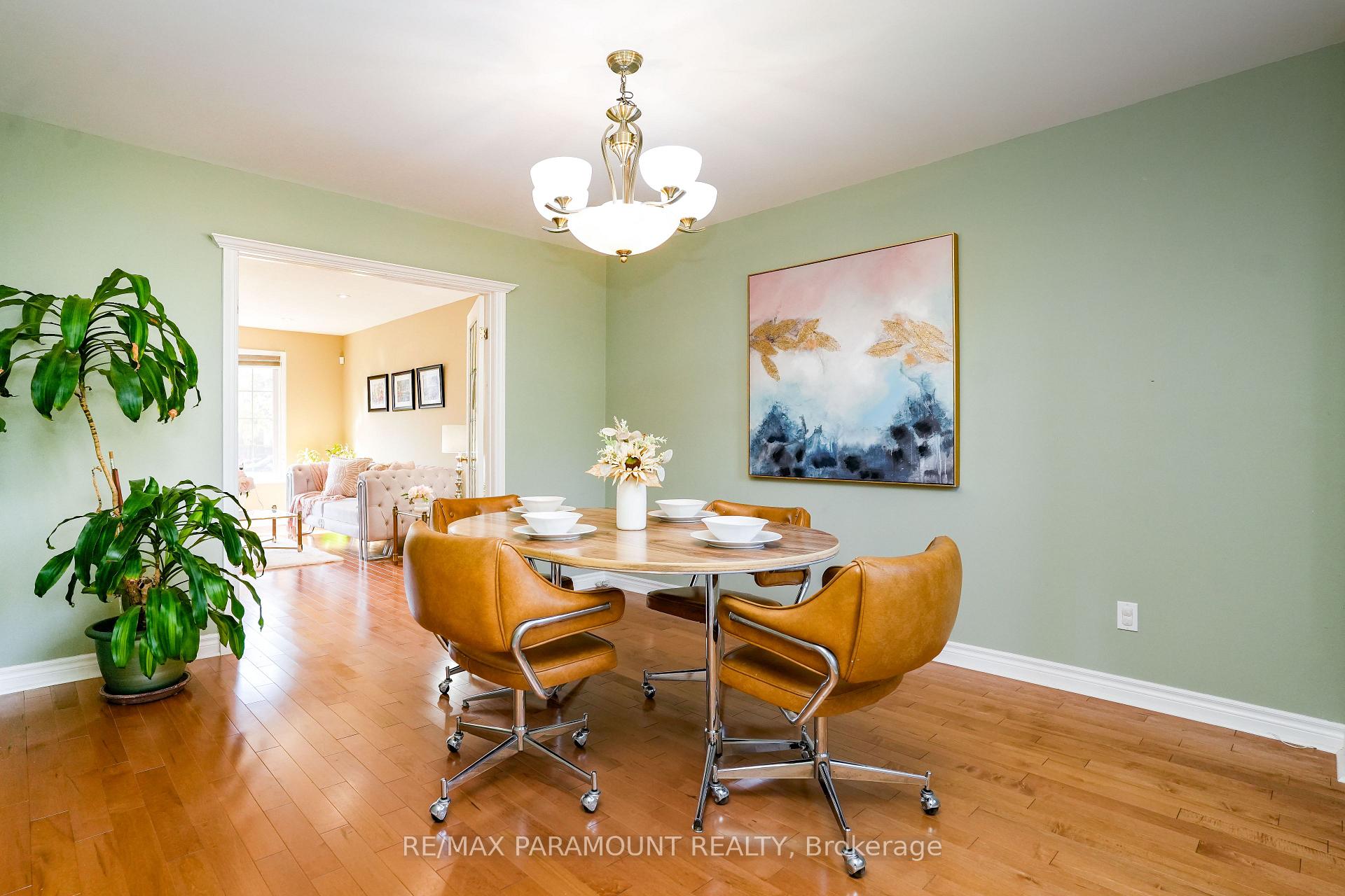 Photo 10 of 70 Dawnridge Trail, Brampton, Heart Lake West — HOMEH
