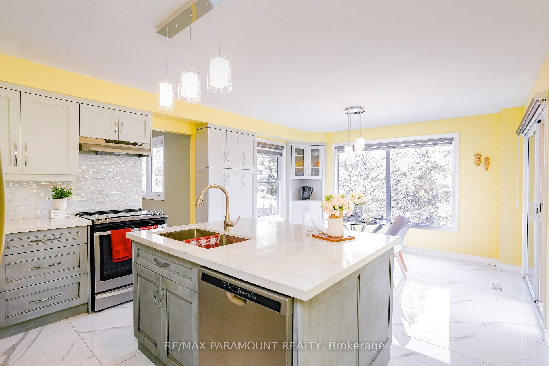 Photo 12 of 70 Dawnridge Trail, Brampton, Heart Lake West — HOMEH