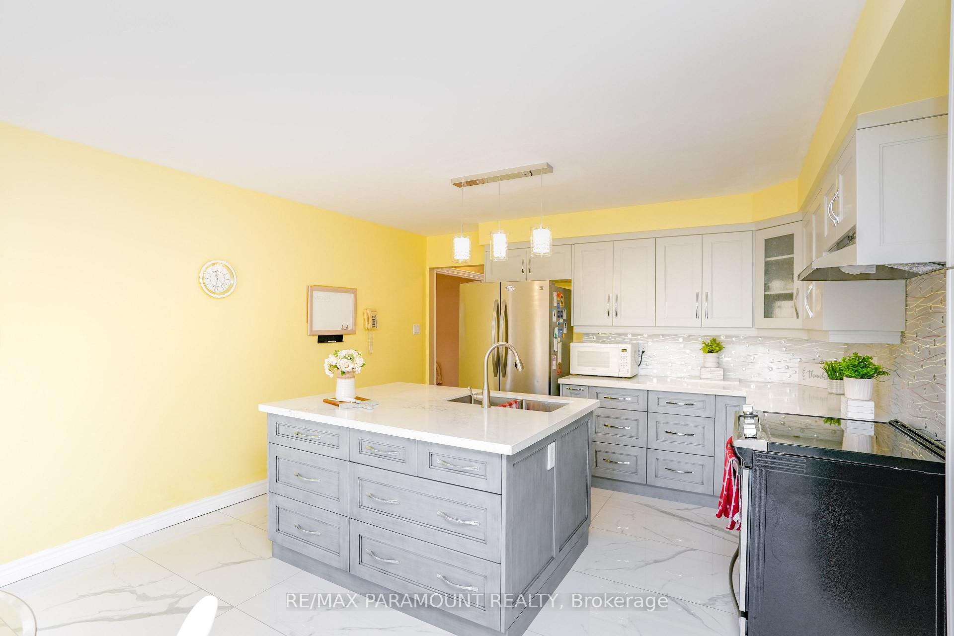 Photo 13 of 70 Dawnridge Trail, Brampton, Heart Lake West — HOMEH