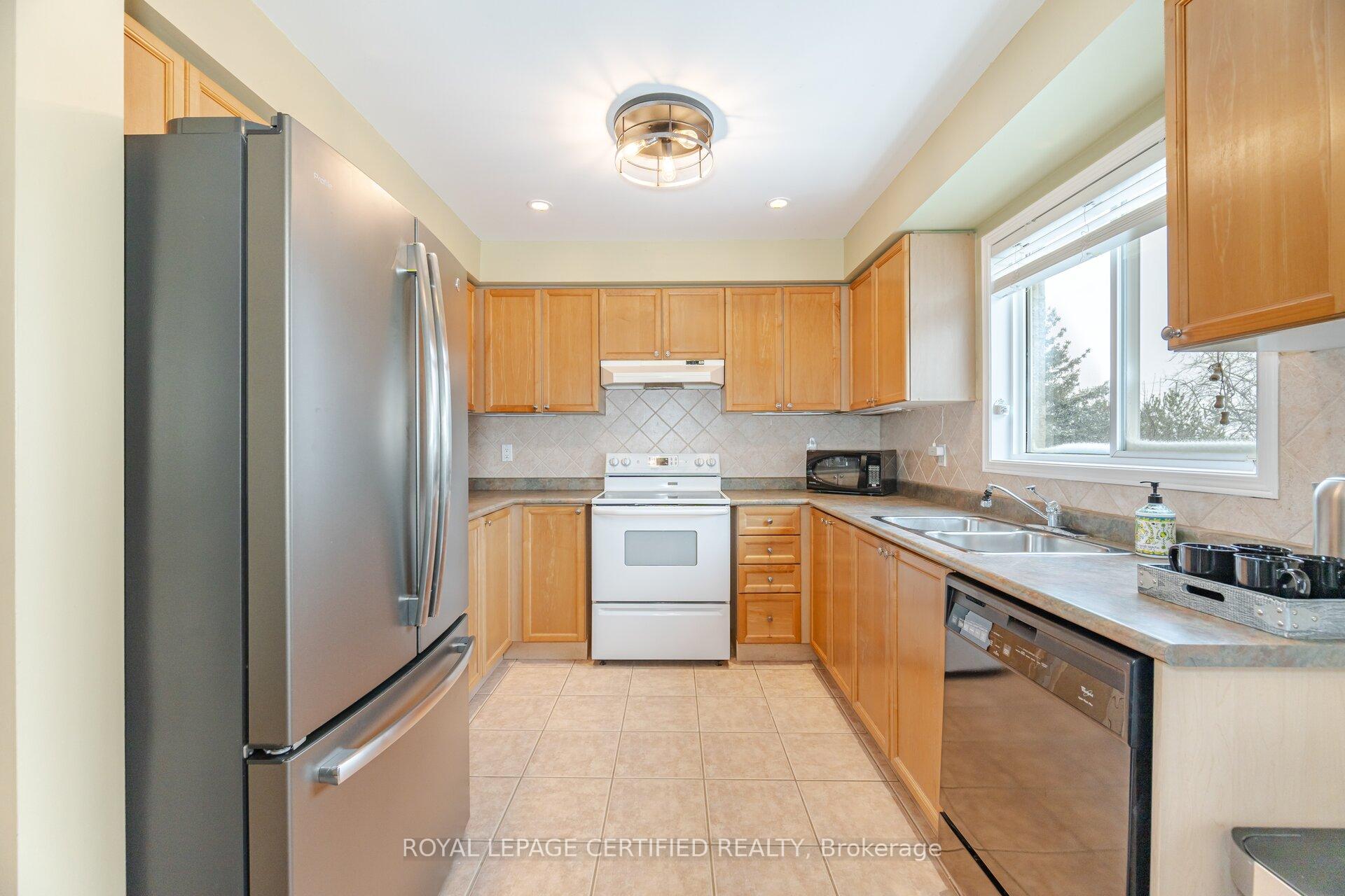 Photo 12 of 70 Rivermere Court, Brampton, Fletcher's Meadow — HOMEH