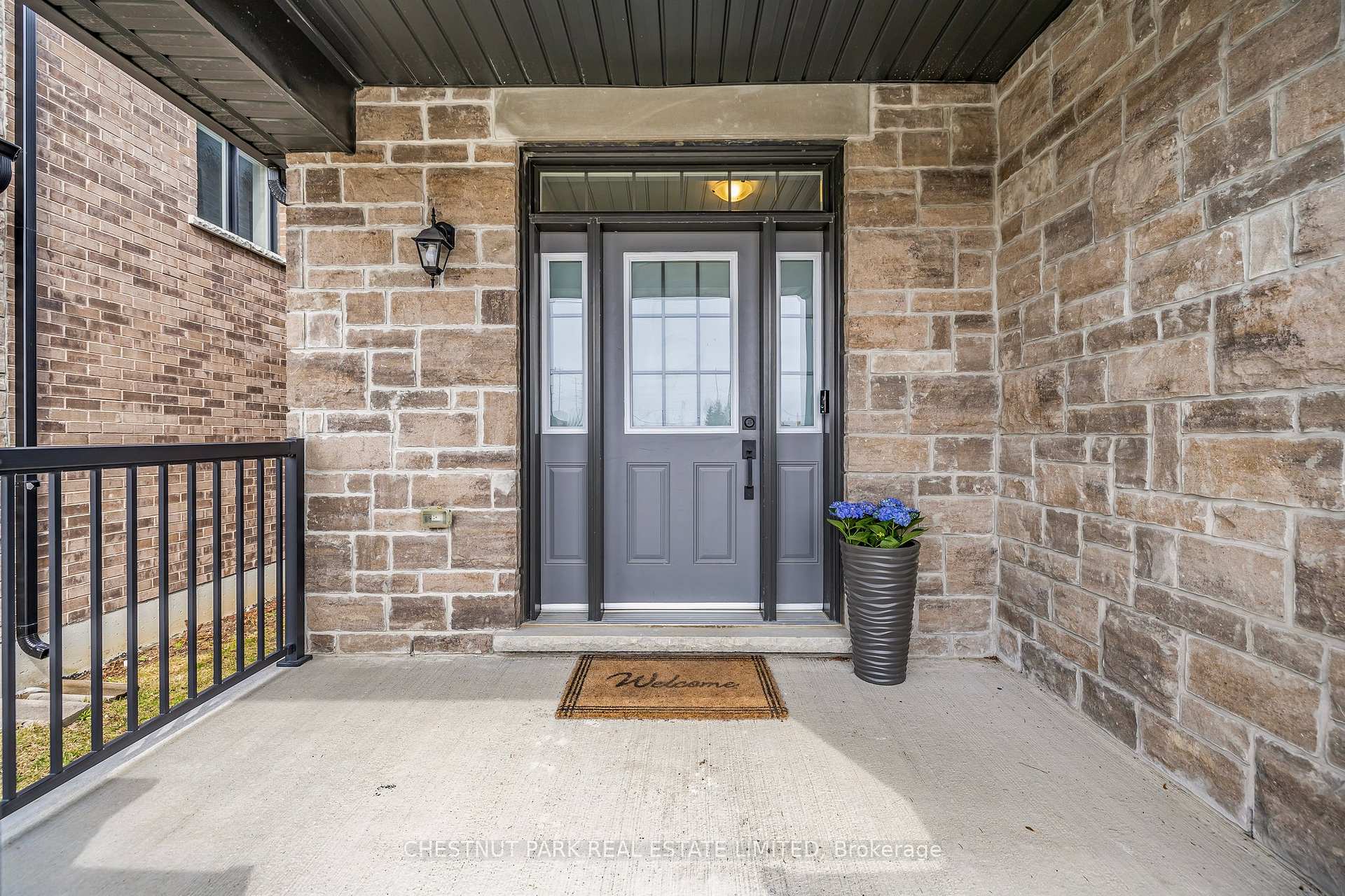 Photo 2 of 19 Low Boulevard, Uxbridge — HOMEH