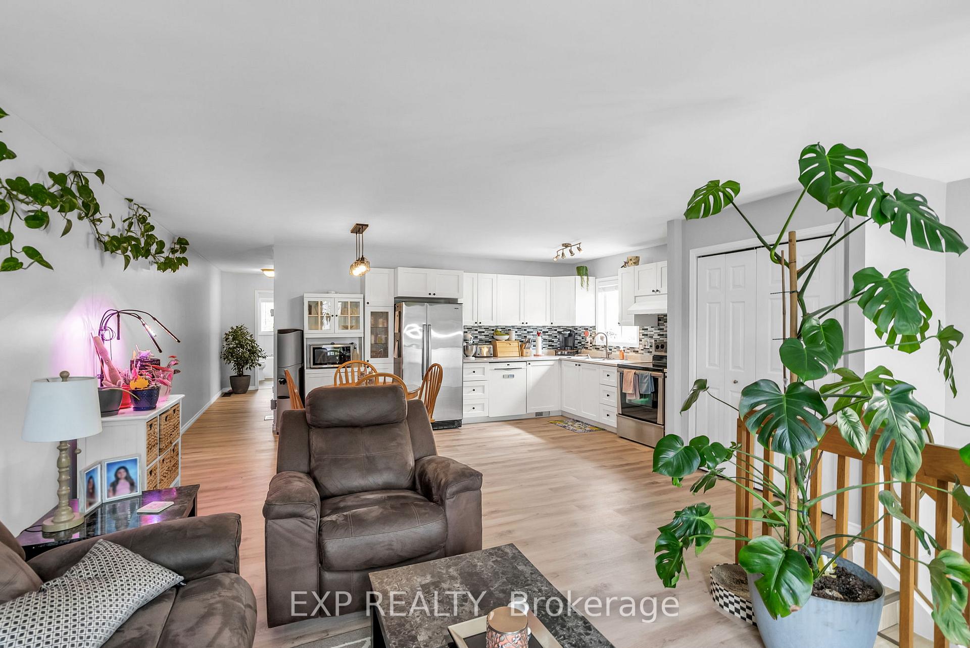 Photo 5 of 122 Glen Oaks Court, Cornwall — HOMEH