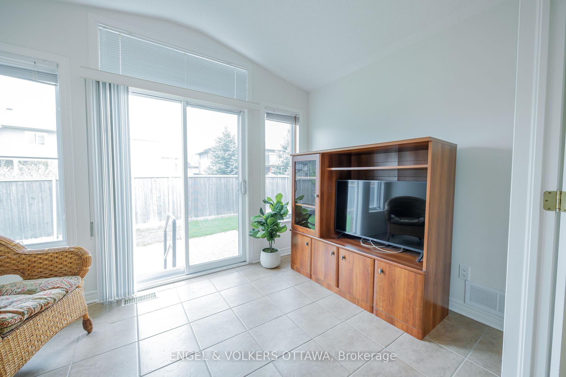 Photo 15 of 4293 Green Gables Lane, Ottawa, Riverside South/Gloucester Glen — HOMEH