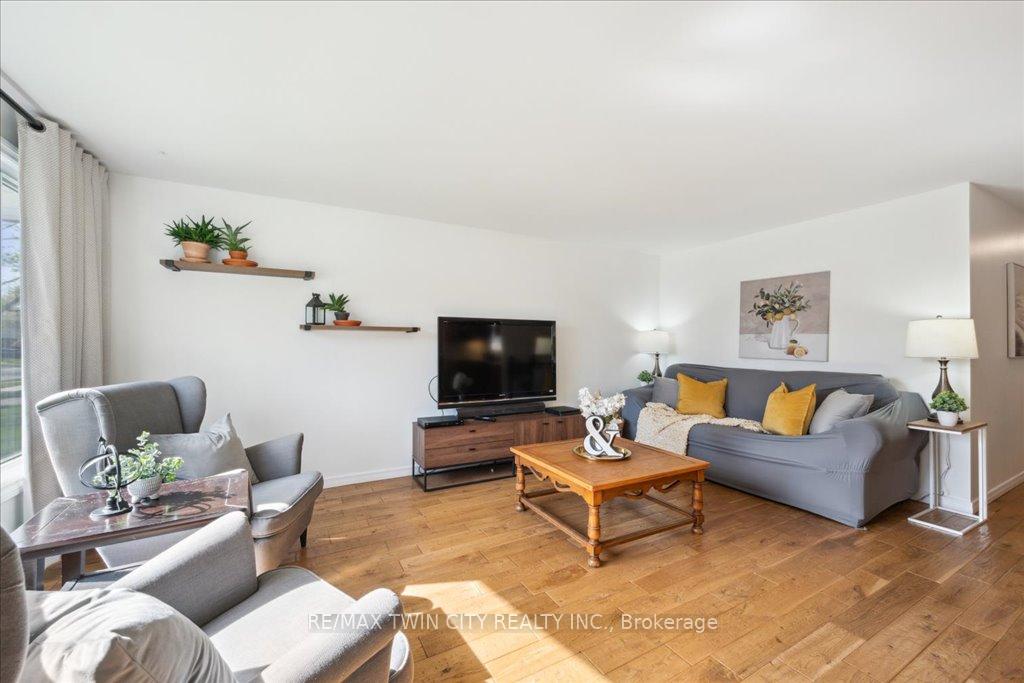 Photo 8 of 130 Selkirk Drive, Kitchener, Alpine — HOMEH