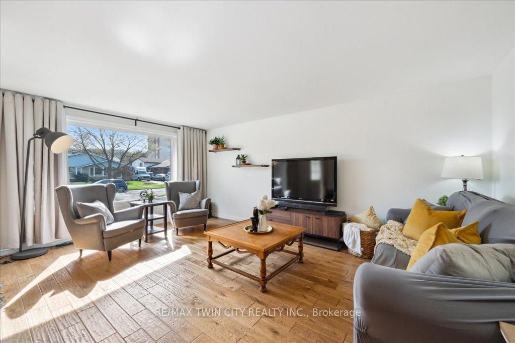 Photo 9 of 130 Selkirk Drive, Kitchener, Alpine — HOMEH