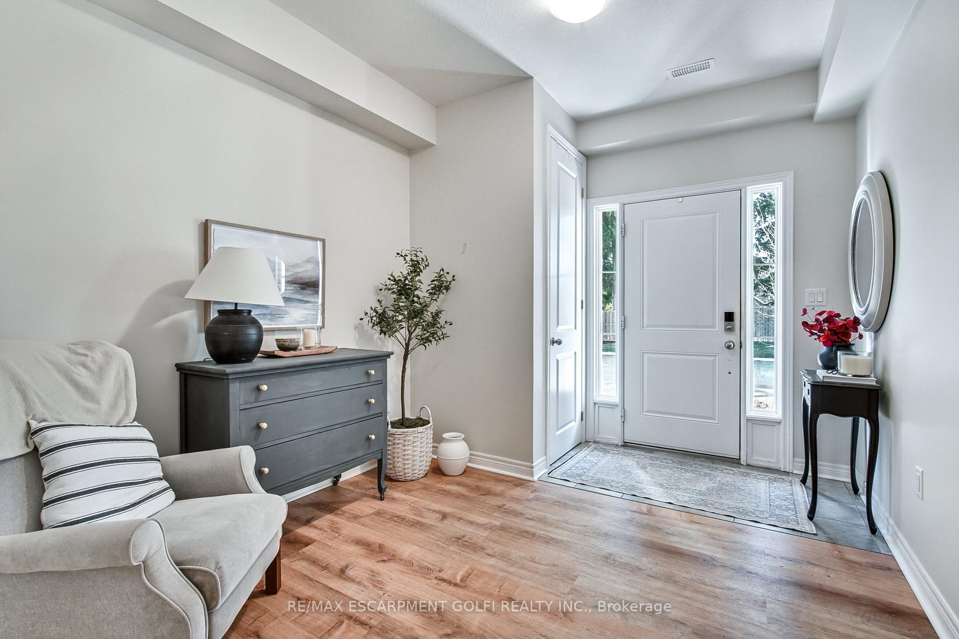 Photo 5 of 9 Pipe Avenue, Hamilton, Ancaster — HOMEH