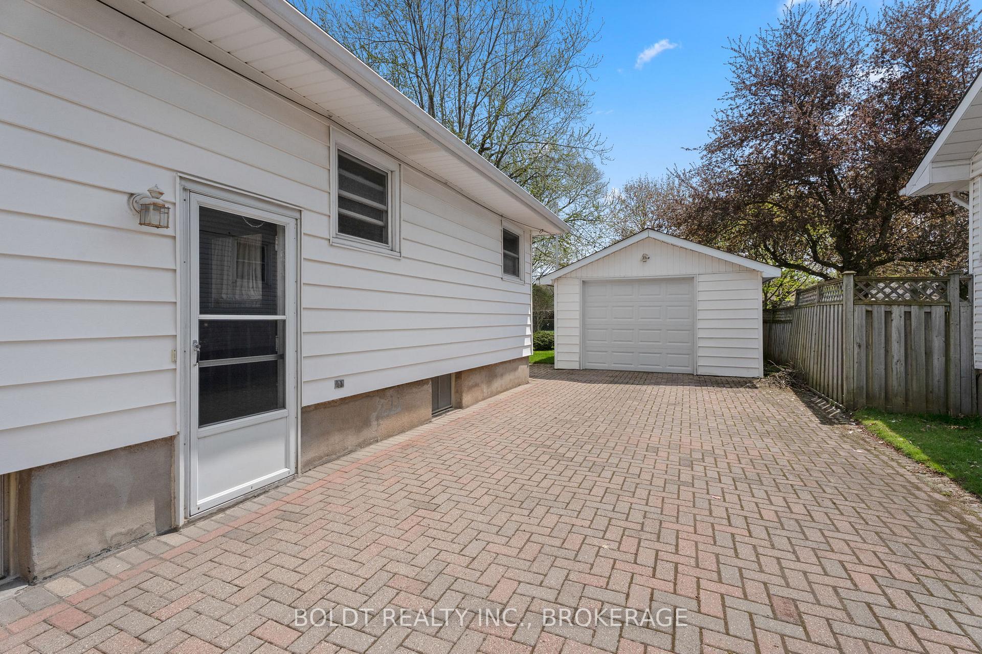 Photo 4 of 309 Pelham Road, St. Catharines, Rykert/Vansickle — HOMEH