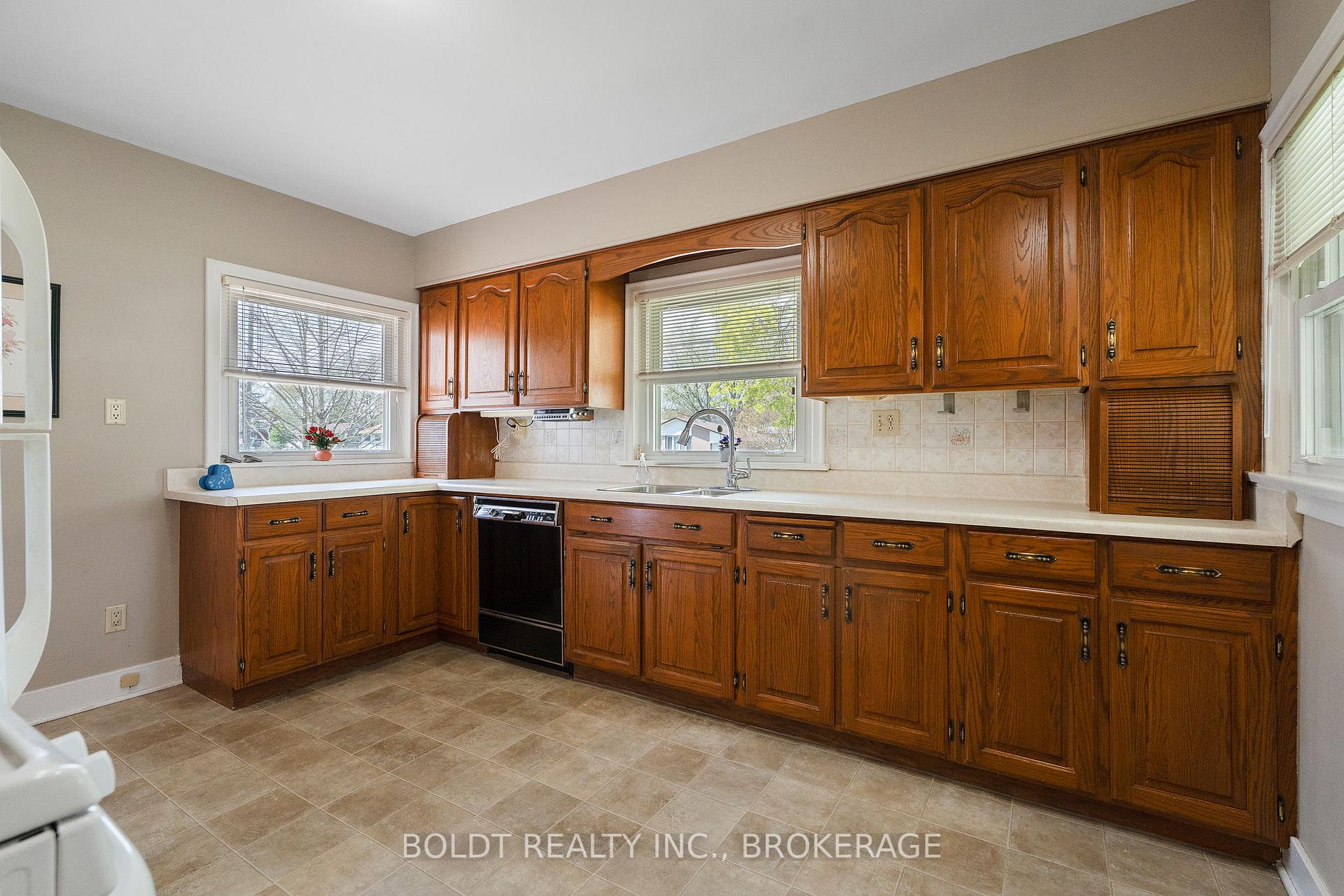 Photo 8 of 309 Pelham Road, St. Catharines, Rykert/Vansickle — HOMEH