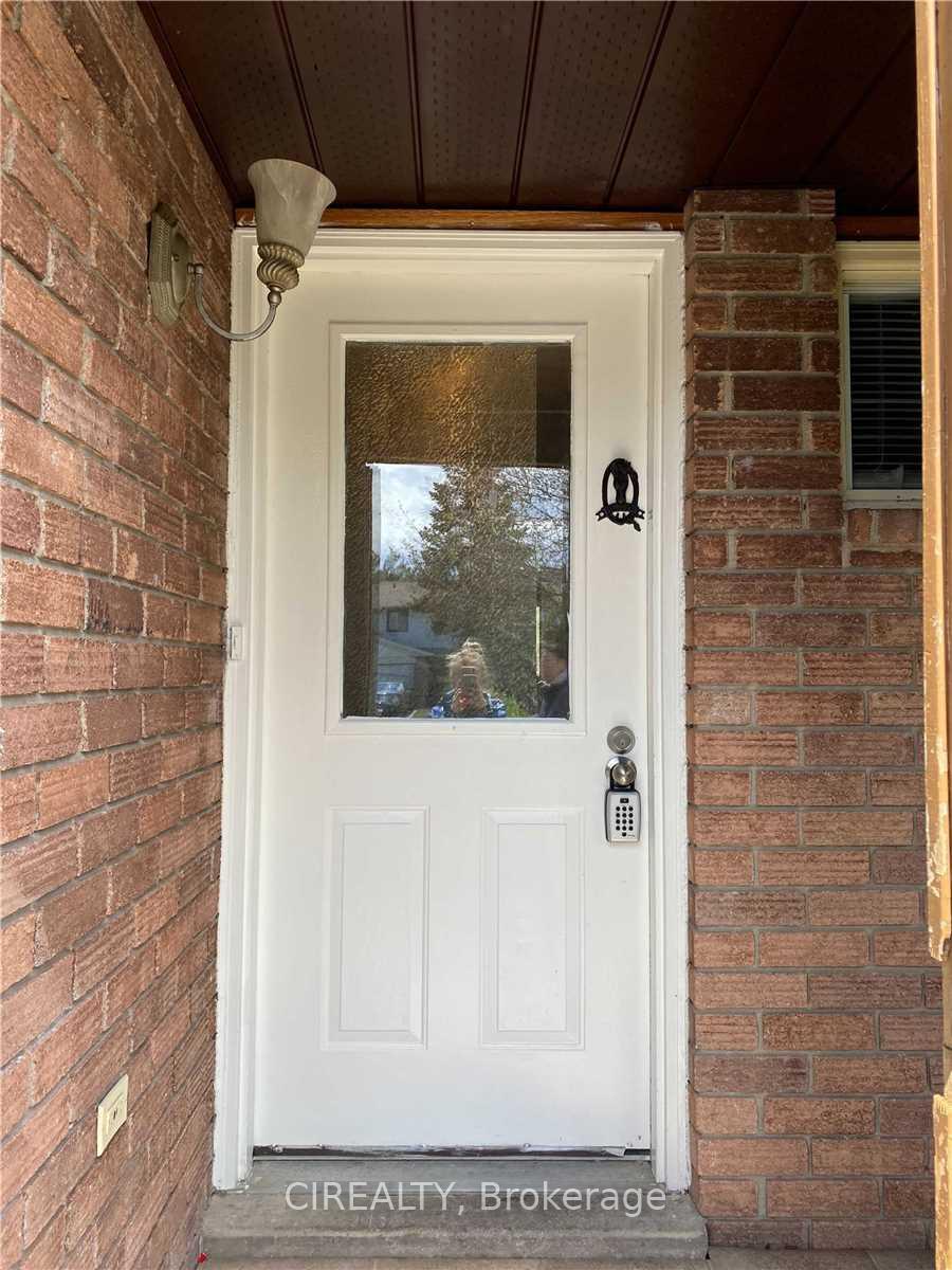 Photo 2 of 143 Burns Circle, Barrie, Letitia Heights — HOMEH