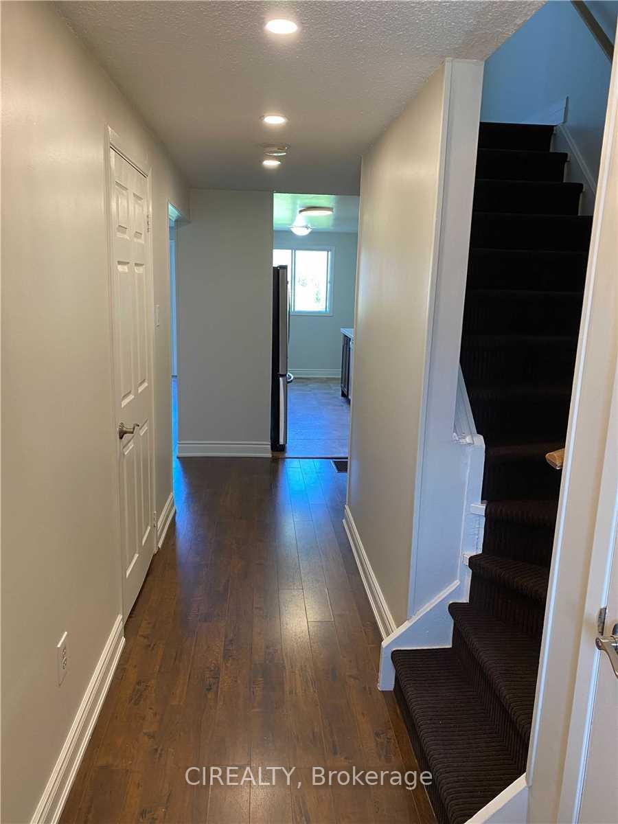 Photo 3 of 143 Burns Circle, Barrie, Letitia Heights — HOMEH