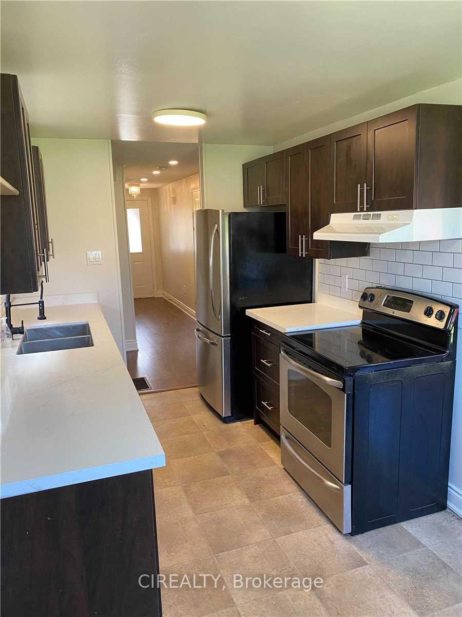 Photo 4 of 143 Burns Circle, Barrie, Letitia Heights — HOMEH
