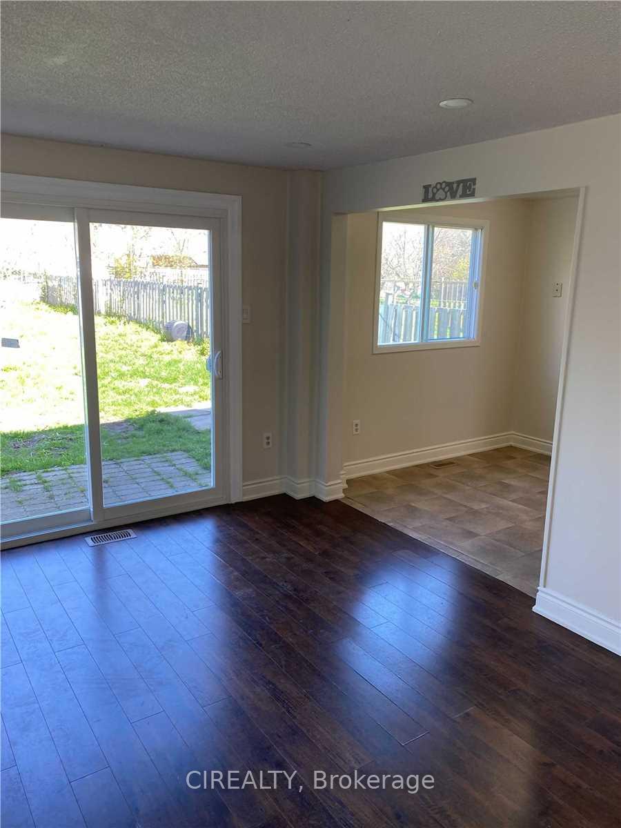Photo 8 of 143 Burns Circle, Barrie, Letitia Heights — HOMEH