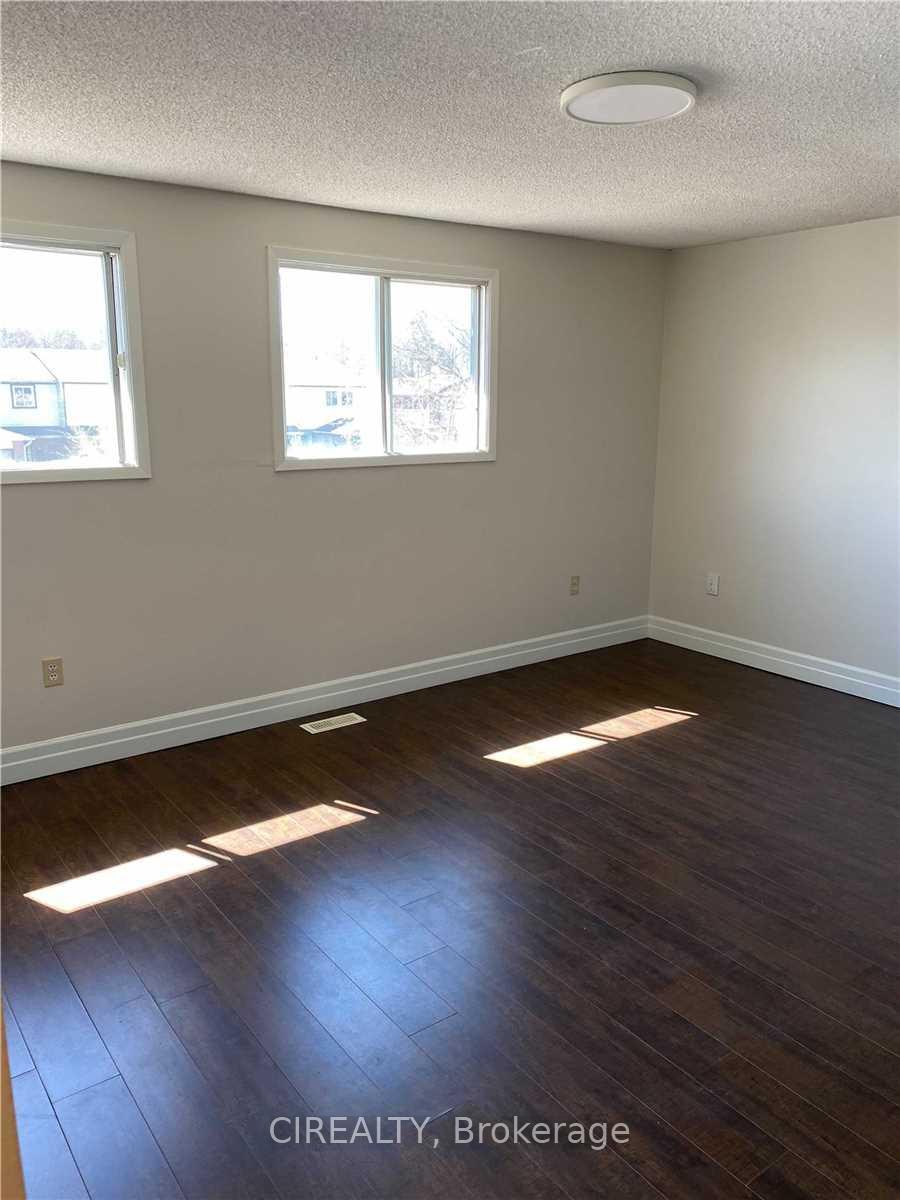 Photo 12 of 143 Burns Circle, Barrie, Letitia Heights — HOMEH