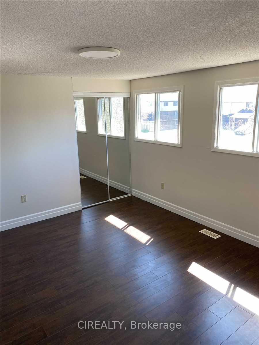 Photo 13 of 143 Burns Circle, Barrie, Letitia Heights — HOMEH