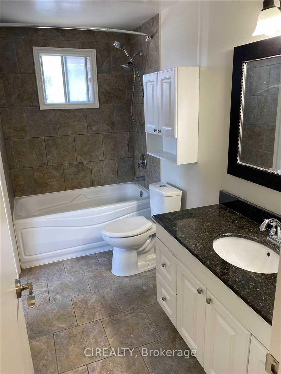 Photo 15 of 143 Burns Circle, Barrie, Letitia Heights — HOMEH