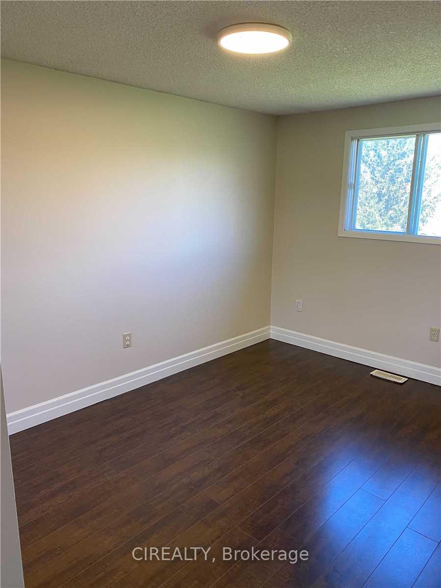 Photo 17 of 143 Burns Circle, Barrie, Letitia Heights — HOMEH