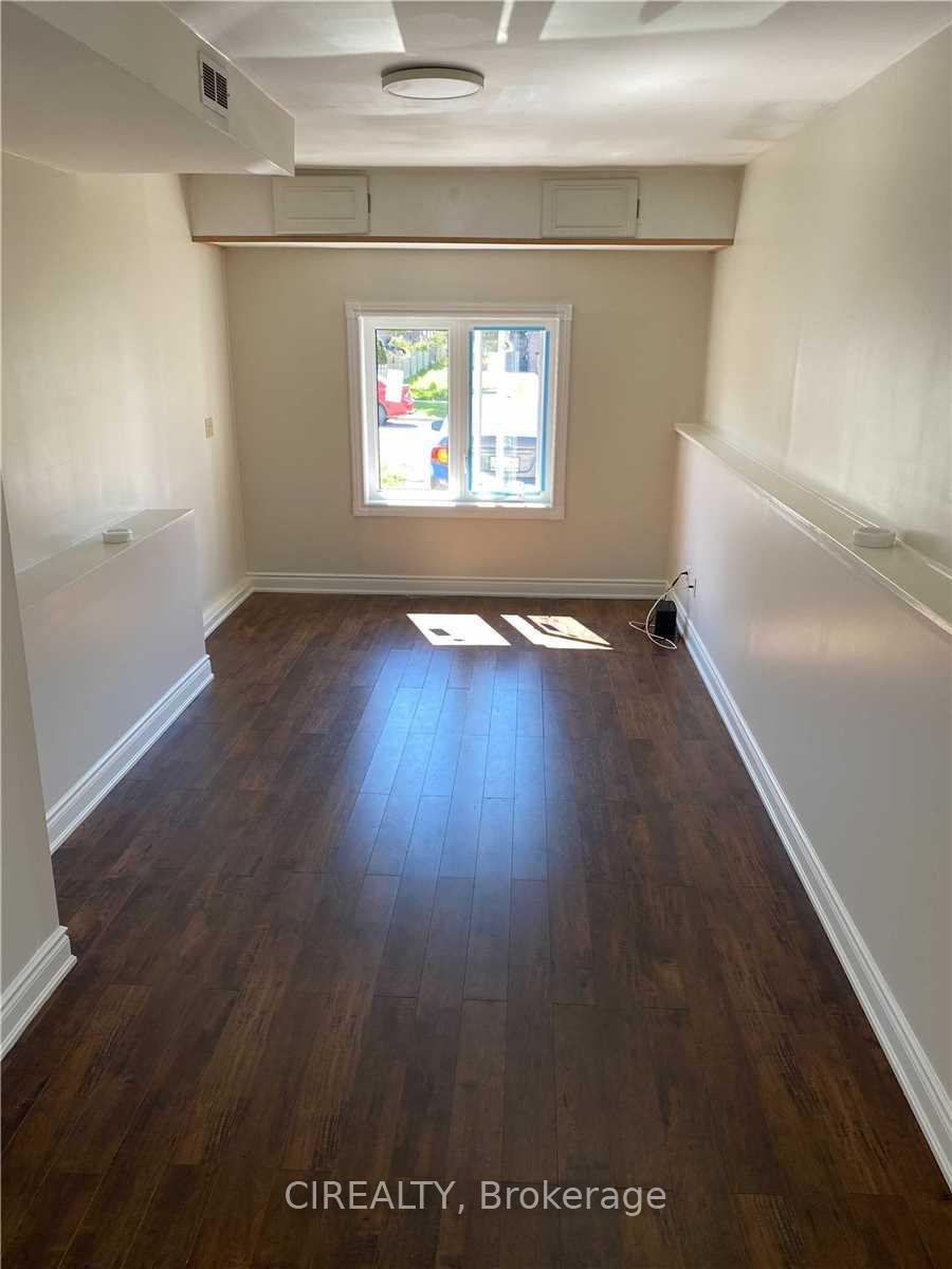 Photo 19 of 143 Burns Circle, Barrie, Letitia Heights — HOMEH