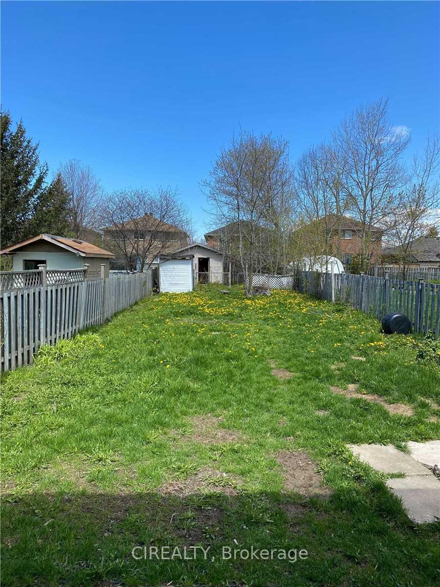 Photo 21 of 143 Burns Circle, Barrie, Letitia Heights — HOMEH
