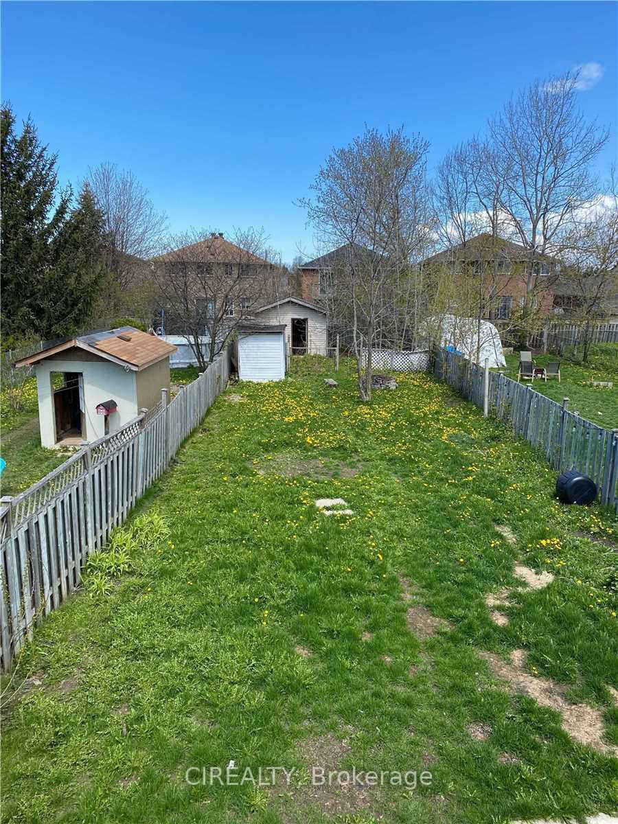 Photo 22 of 143 Burns Circle, Barrie, Letitia Heights — HOMEH