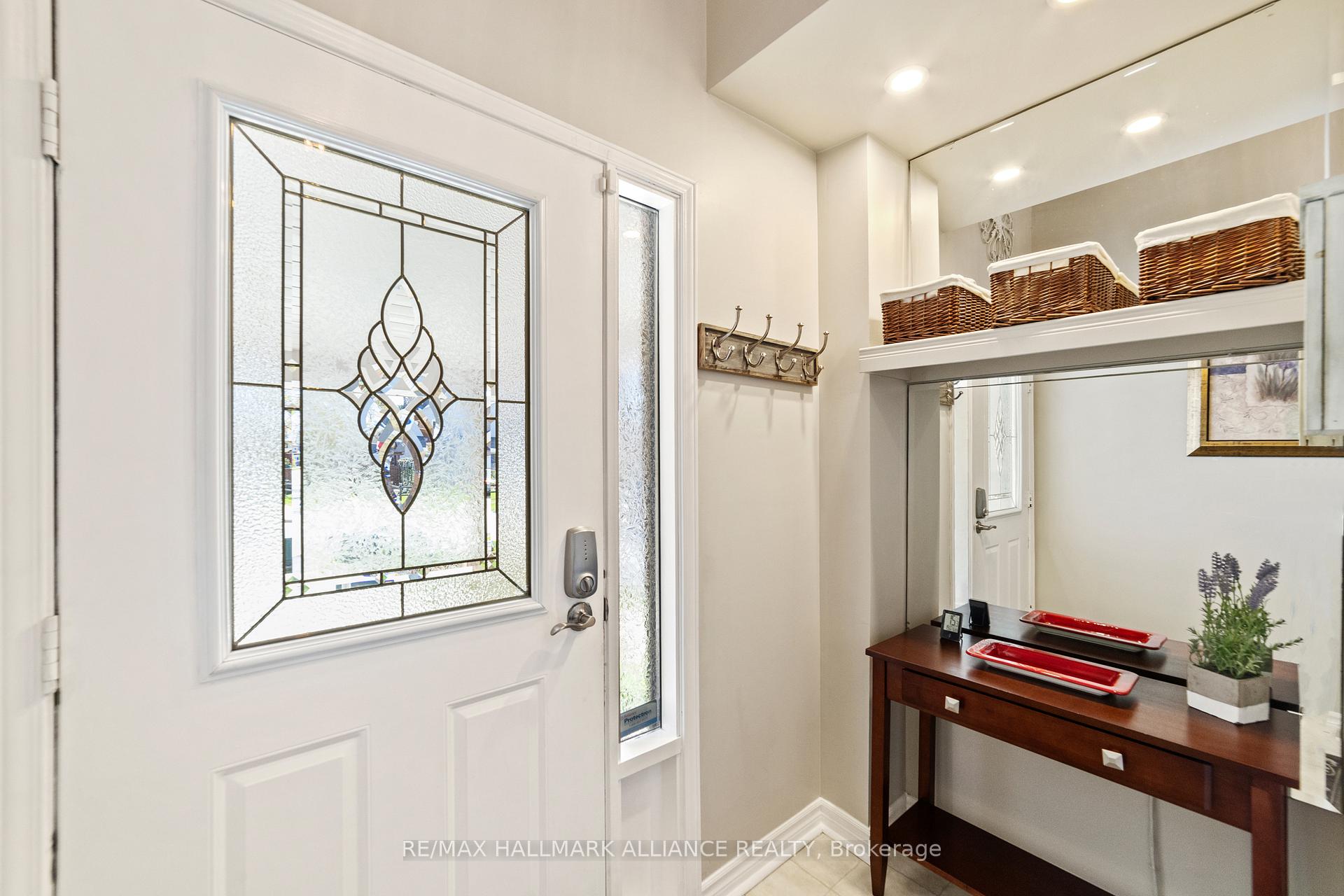 Photo 5 of 48 Garden Avenue, Brampton, Brampton West — HOMEH