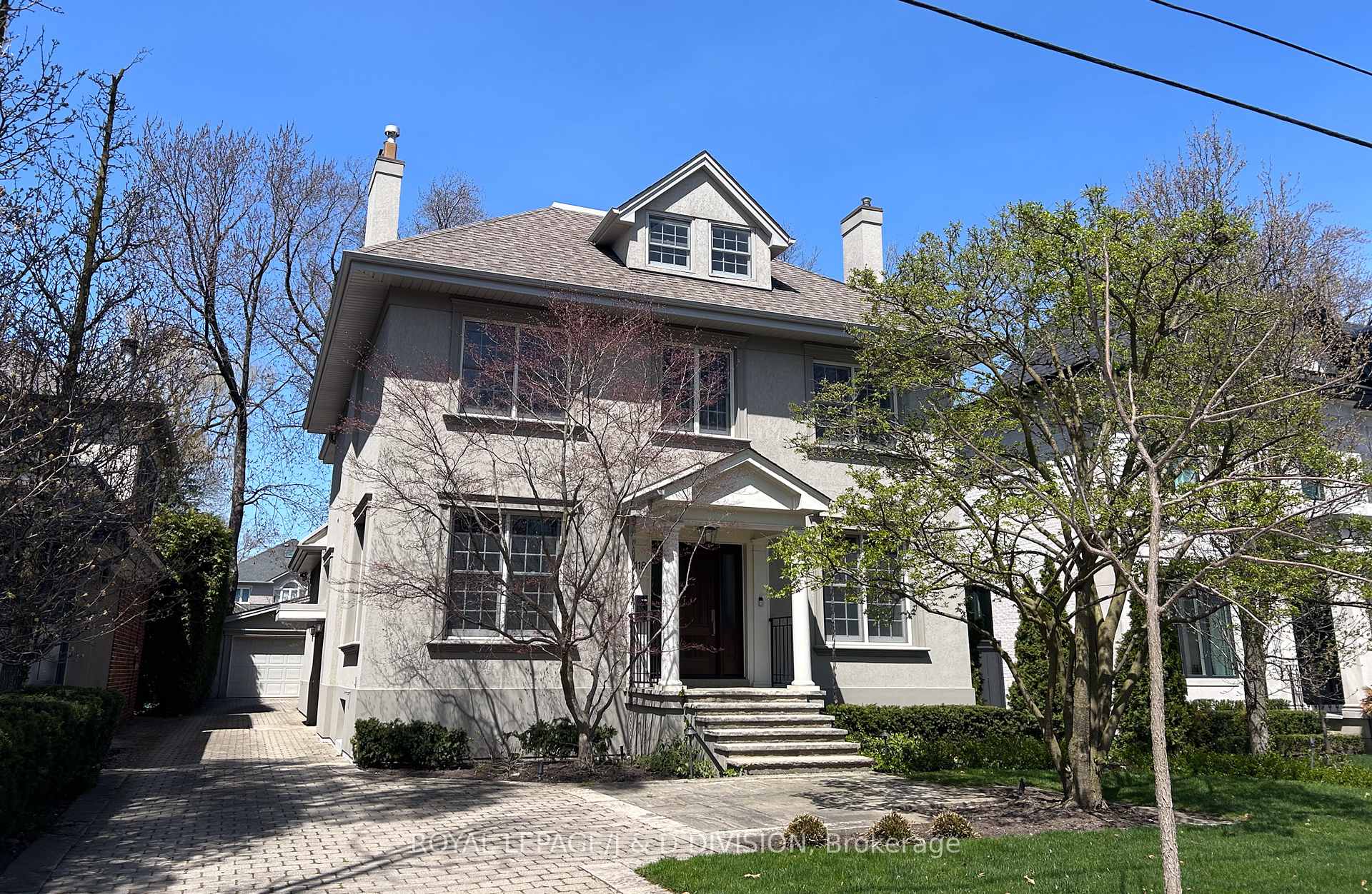 Front of 118 Strathallan Boulevard