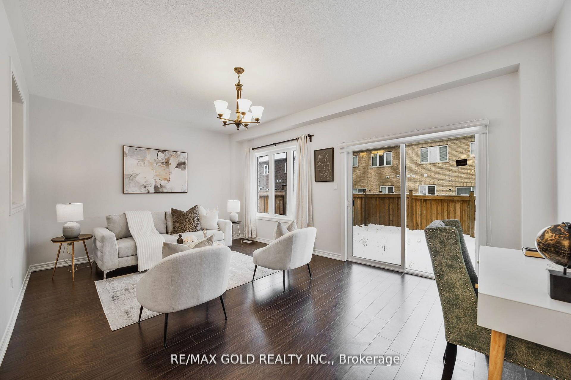 Photo 7 of 42 Lanark Circle, Brampton, Credit Valley — HOMEH