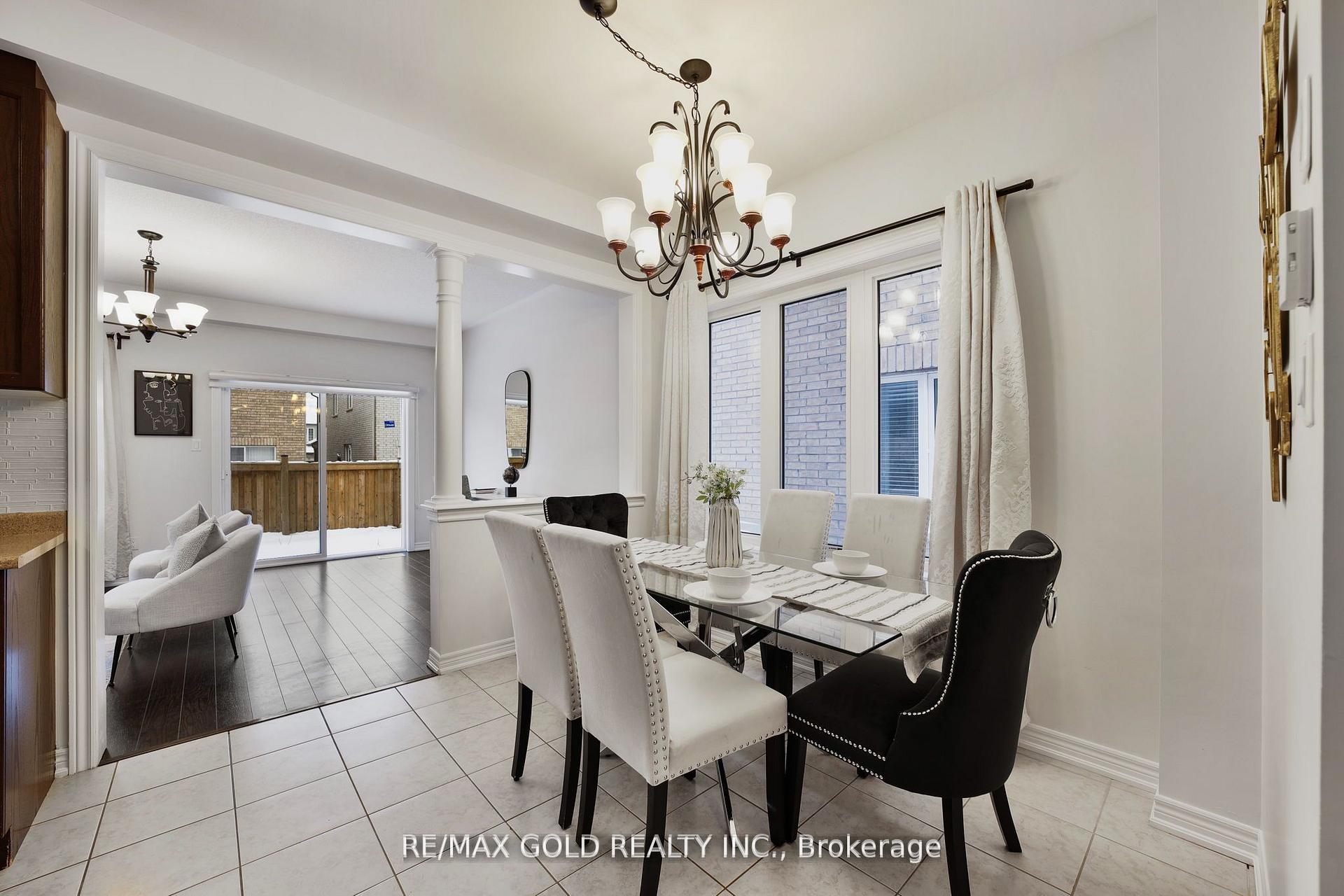 Photo 10 of 42 Lanark Circle, Brampton, Credit Valley — HOMEH