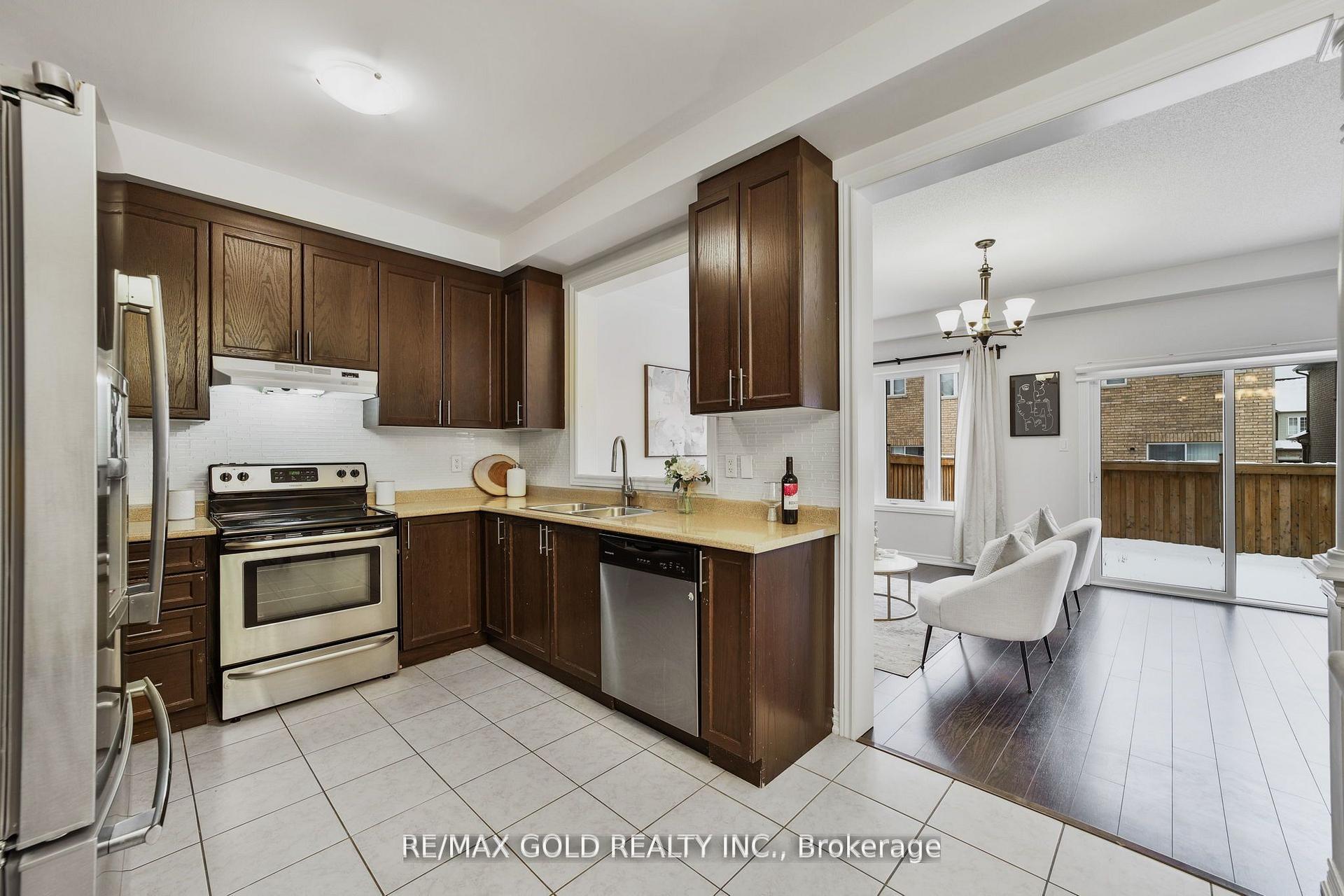 Photo 11 of 42 Lanark Circle, Brampton, Credit Valley — HOMEH