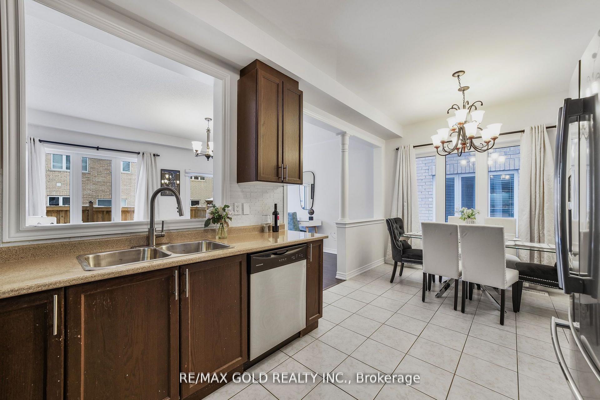 Photo 12 of 42 Lanark Circle, Brampton, Credit Valley — HOMEH