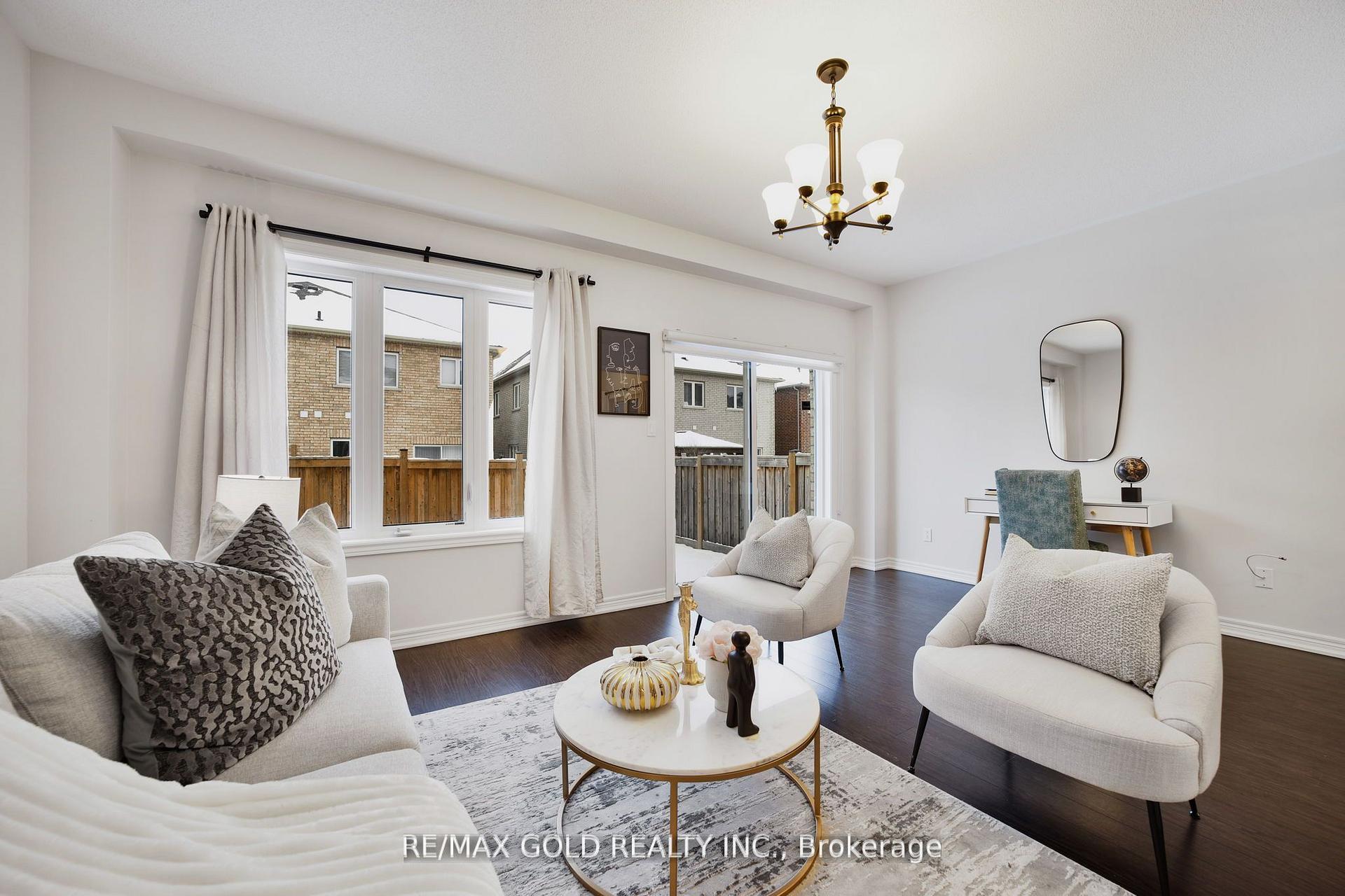 Photo 23 of 42 Lanark Circle, Brampton, Credit Valley — HOMEH