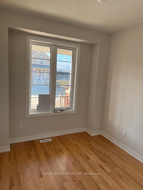Photo 3 of 1271 Davis Loop, Innisfil, Lefroy — HOMEH