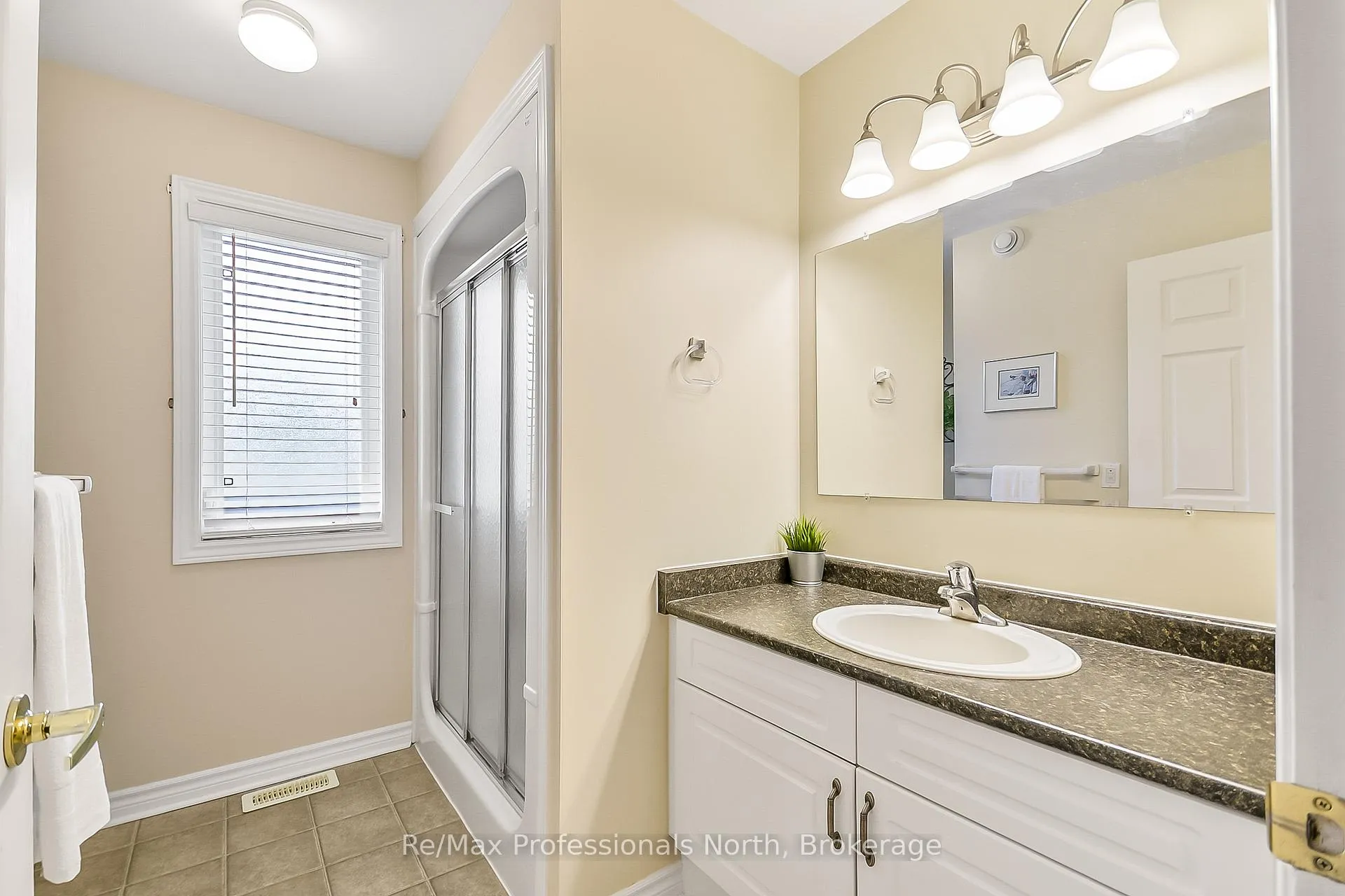Photo 4 of 136 Hedgewood Lane, Gravenhurst, Muskoka (S) — HOMEH