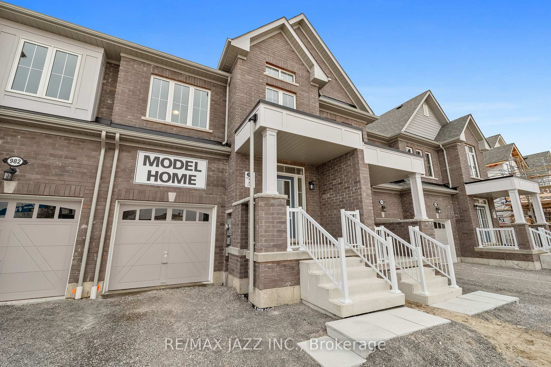 Photo 2 of 984 Matthew Murray Crescent, Oshawa, Taunton — HOMEH