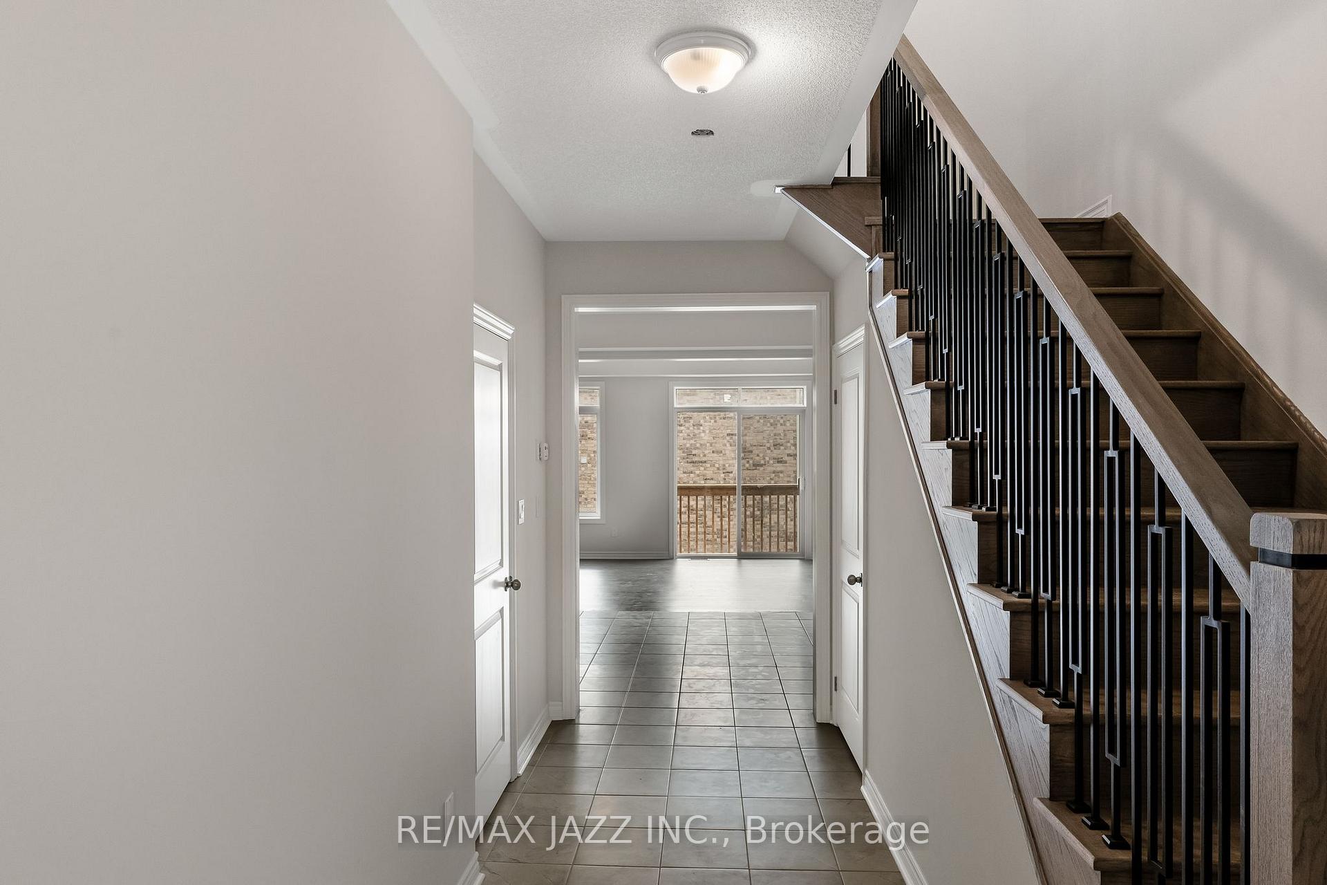 Photo 5 of 984 Matthew Murray Crescent, Oshawa, Taunton — HOMEH