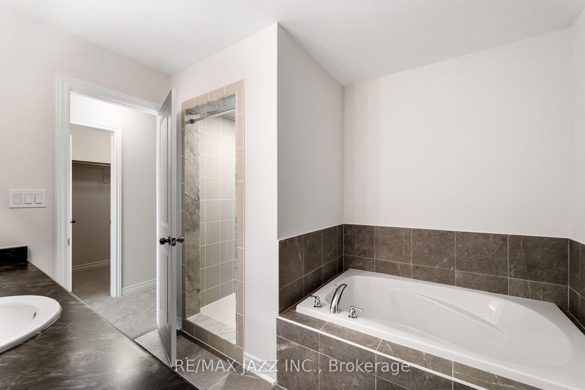 Photo 23 of 984 Matthew Murray Crescent, Oshawa, Taunton — HOMEH