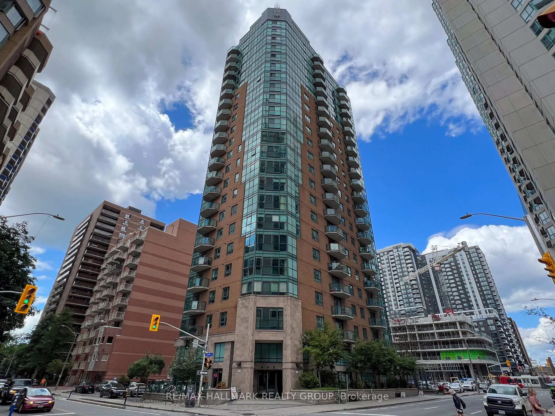 Front of Unit 1903, 445 Laurier Avenue West W