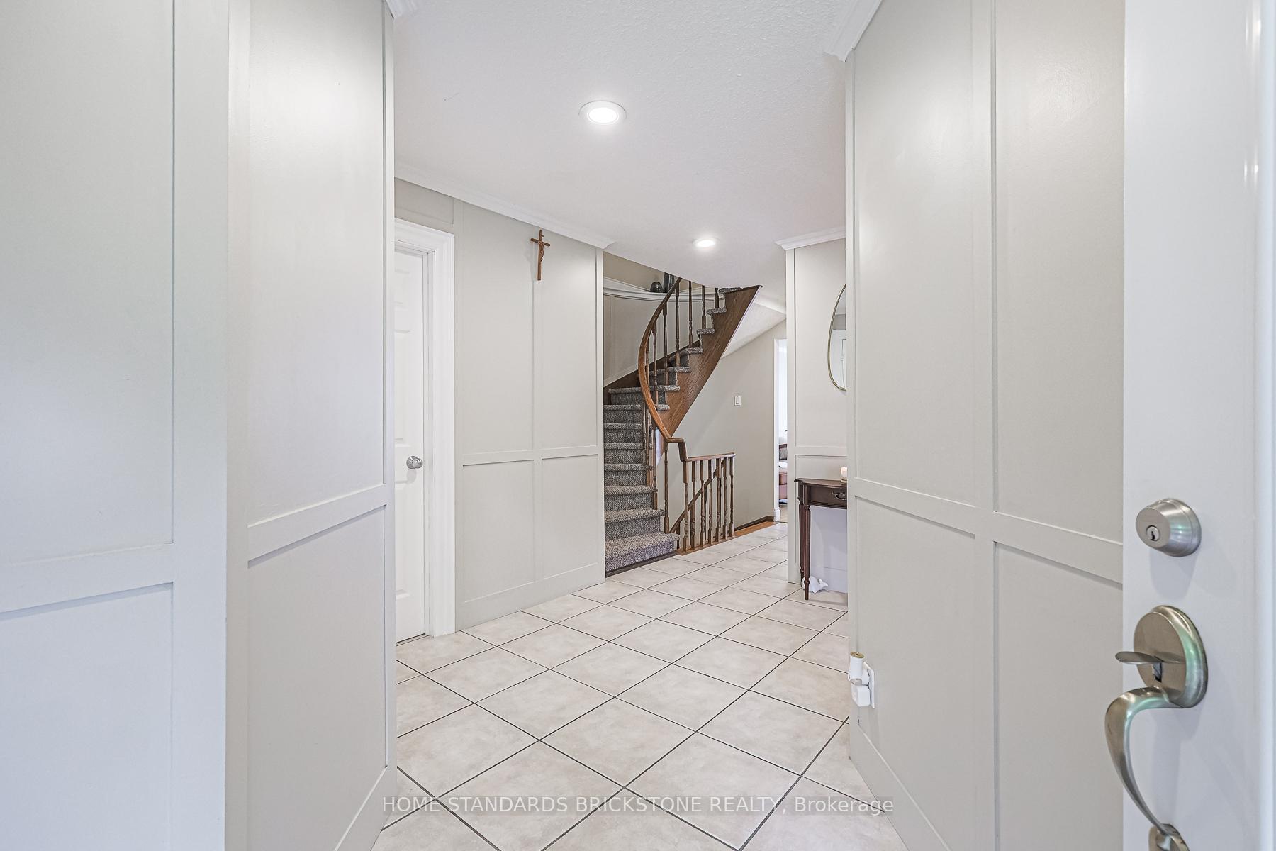Photo 4 of 54 Peter Andrew Crescent W, Vaughan, Brownridge — HOMEH