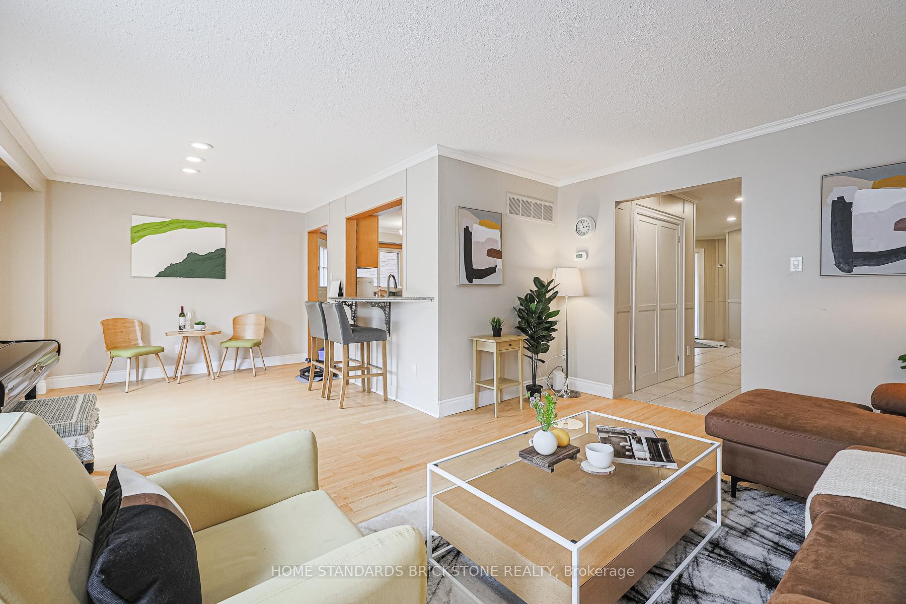 Photo 9 of 54 Peter Andrew Crescent W, Vaughan, Brownridge — HOMEH
