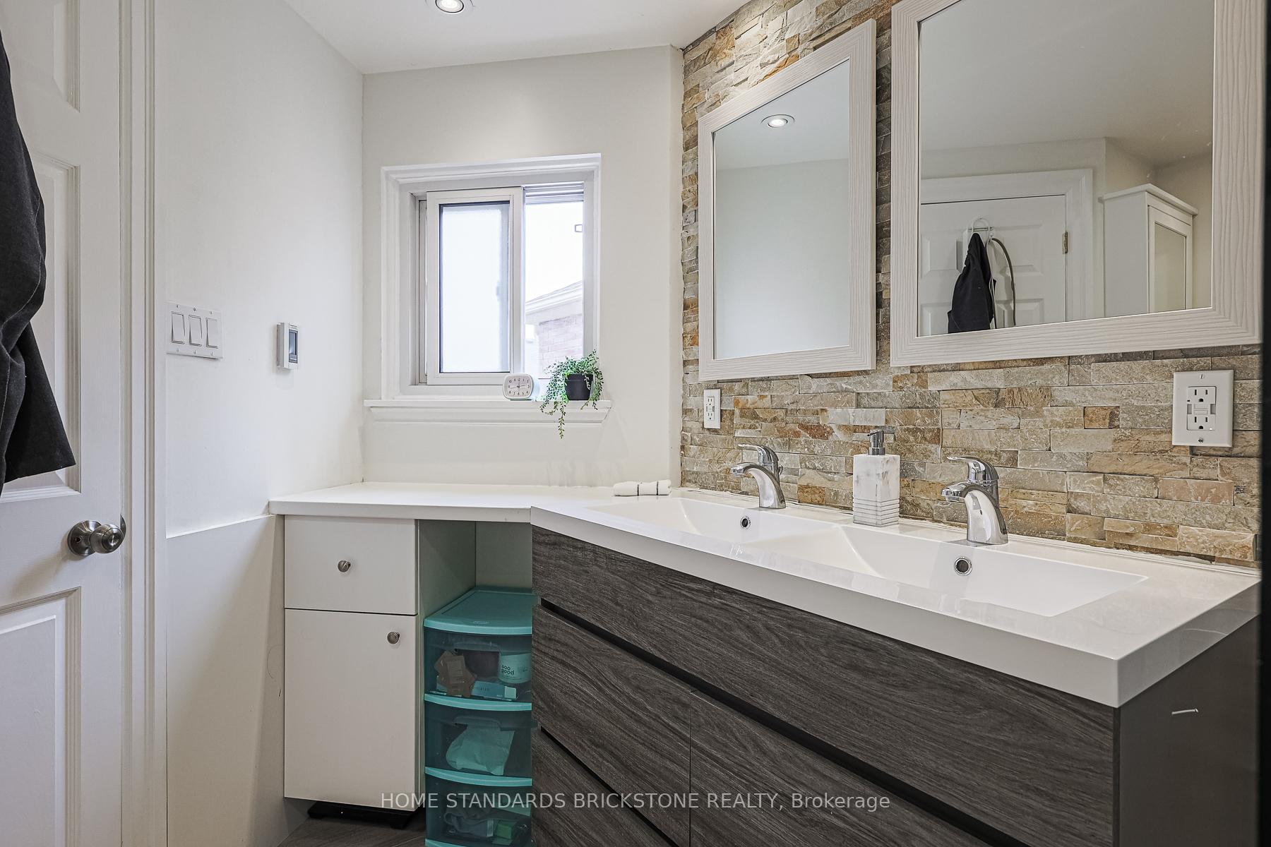 Photo 25 of 54 Peter Andrew Crescent W, Vaughan, Brownridge — HOMEH