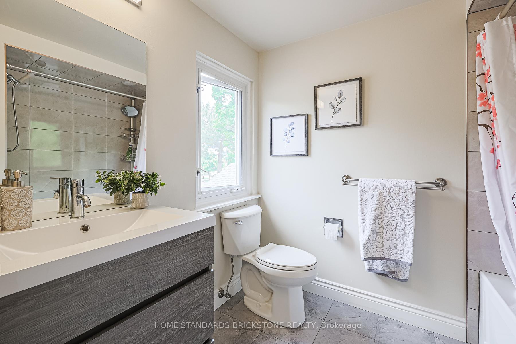 Photo 28 of 54 Peter Andrew Crescent W, Vaughan, Brownridge — HOMEH